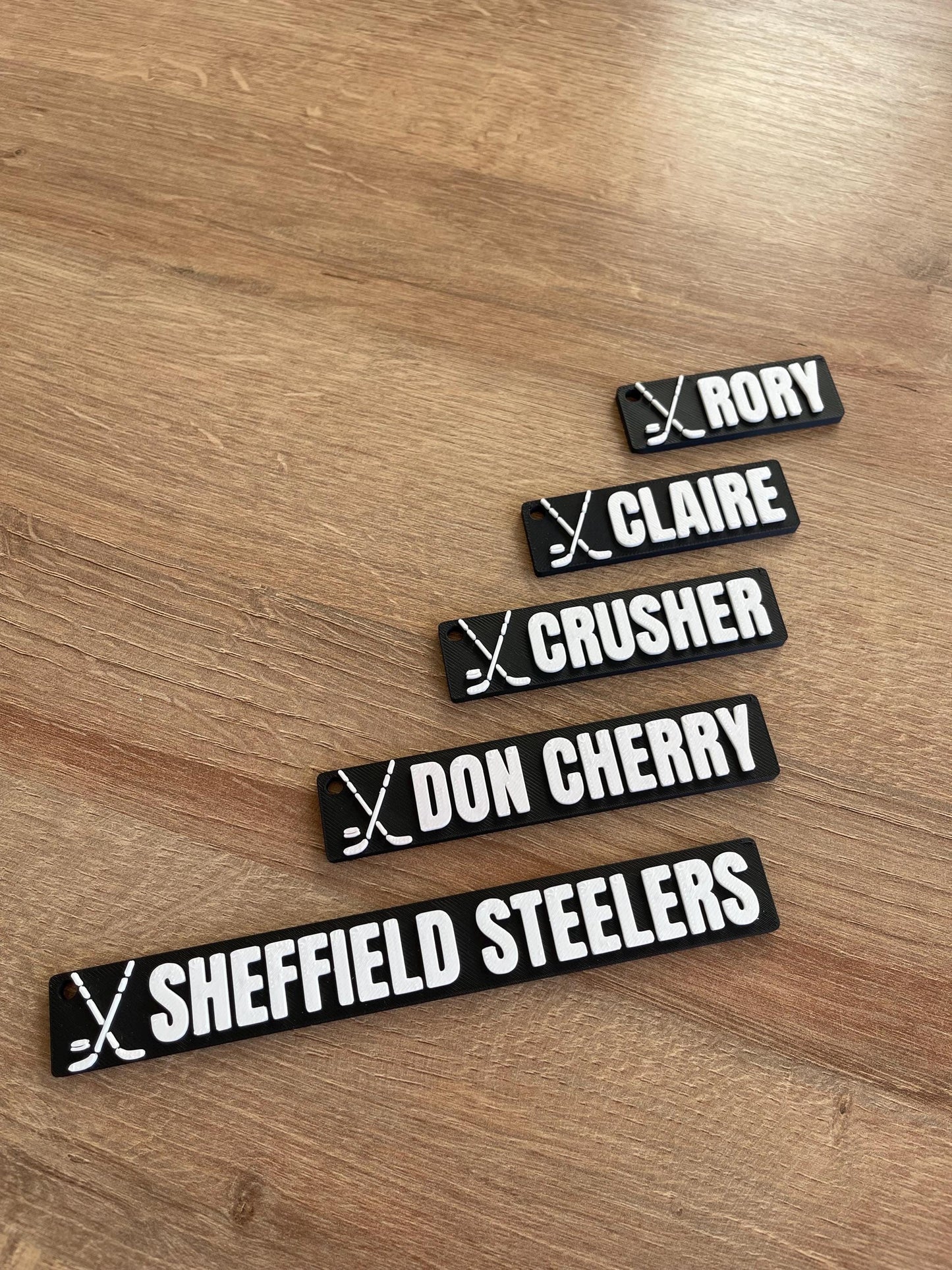 Personalised Ice Hockey Keychain – Custom Gift for Players & Fans with Hockey Stick and Puck Charm